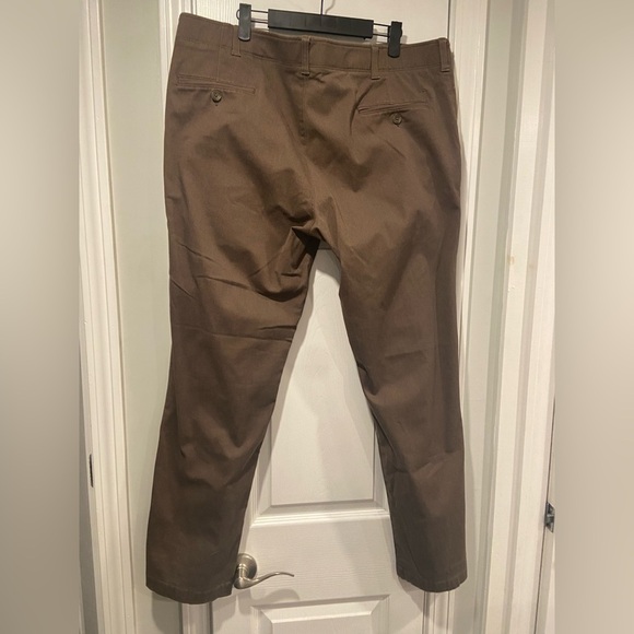 Haggar Mens Size 40x32 Brown Elastic Comfort Waist Stretch No Iron Chino Pants - Picture 3 of 9